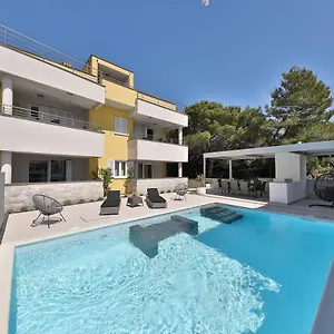 Luxury Nada With Pool Apartament